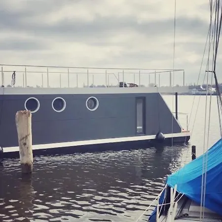 Hébergement de vacances Hausboot Aurora Mit Grossem Sonnendeck Lübeck