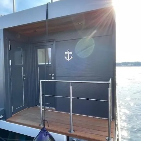 Hausboot Aurora Mit Grossem Sonnendeck Lübeck